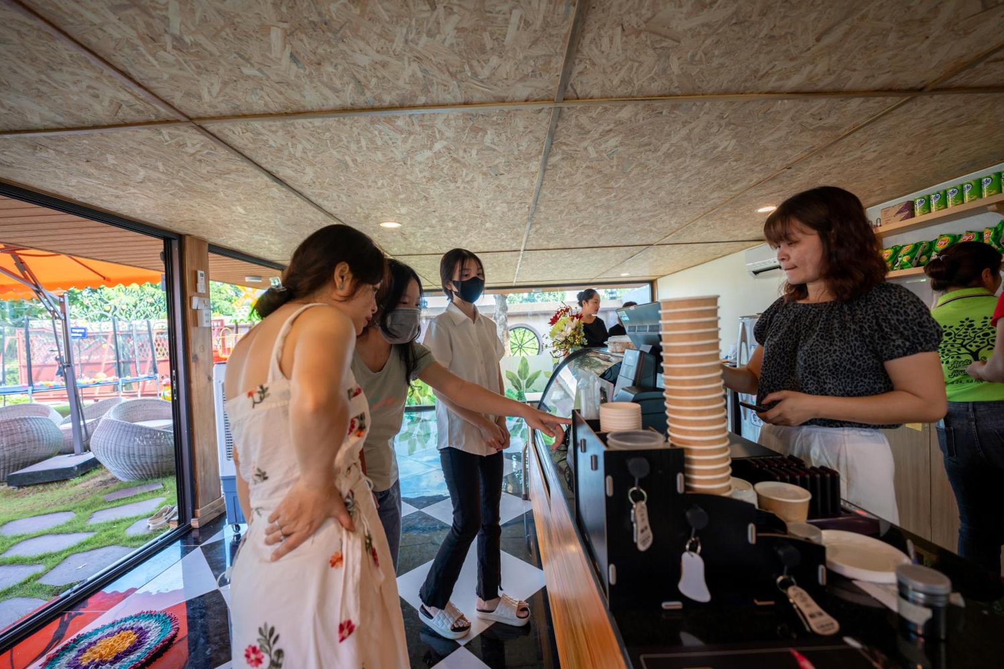 Apple House & Coffee Hotell Bà Rịa Eksteriør bilde
