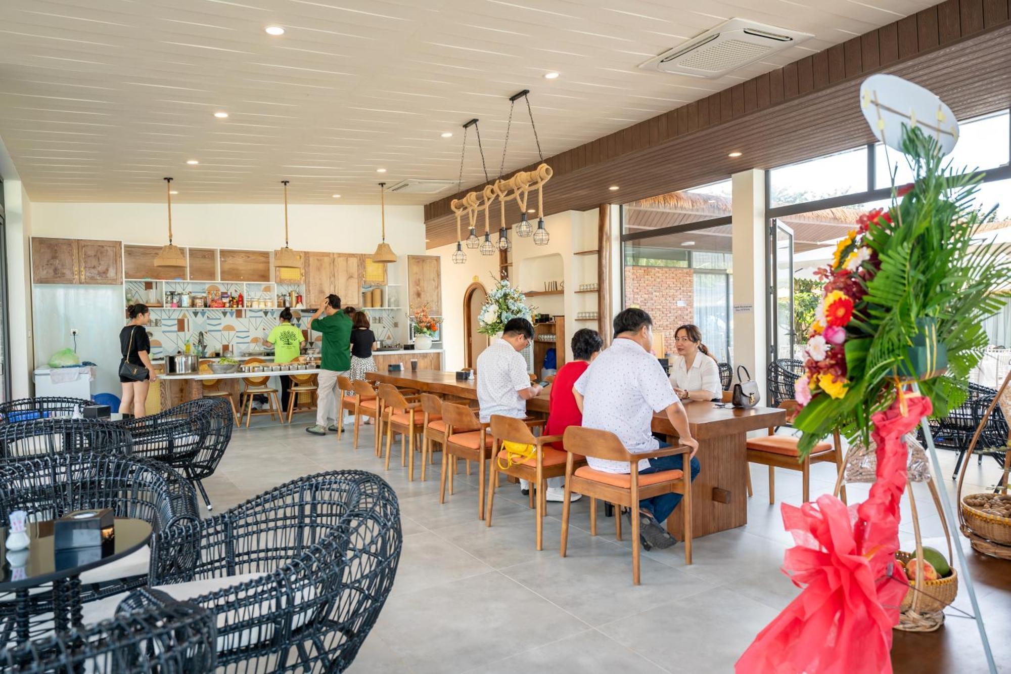 Apple House & Coffee Hotell Bà Rịa Eksteriør bilde